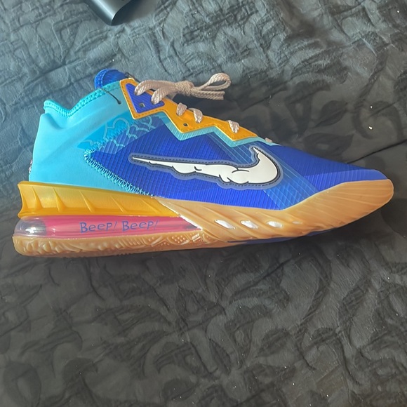 LeBron  Spacejam 18s - Picture 4 of 9